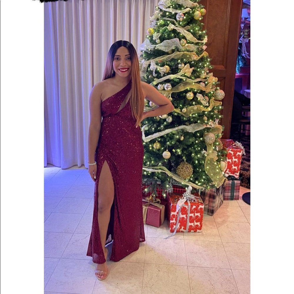 One shoulder formal dress with split and sequins